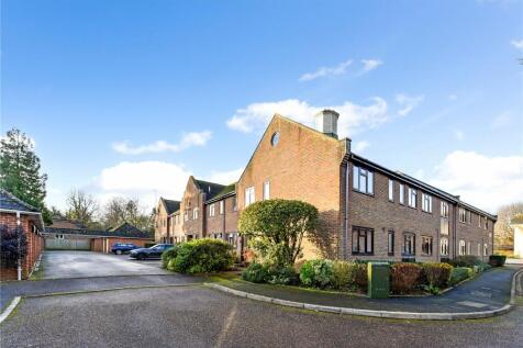 Tudor Close, Chichester, PO19 3 bed apartment for sale