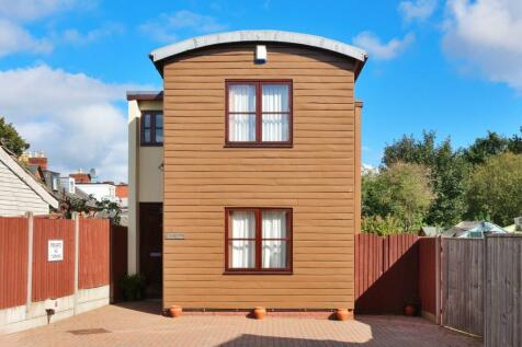 2 bedroom detached house for sale