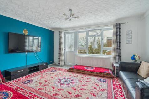 3 bedroom flat for sale
