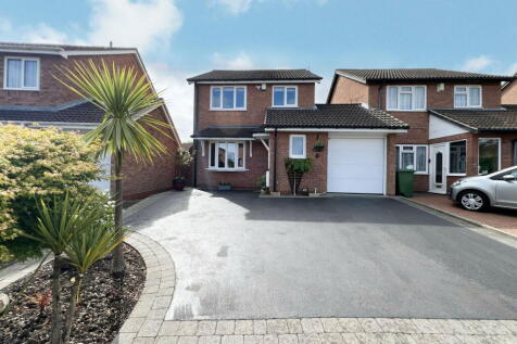 3 bedroom link detached house for sale