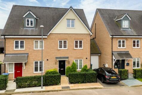 Moorcroft Lane, Aylesbury HP18 3 bed semi