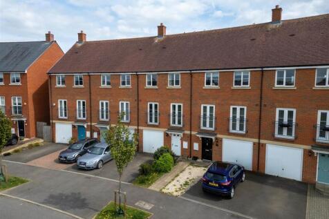 Noble Crescent, Aylesbury HP18 4 bed townhouse for sale