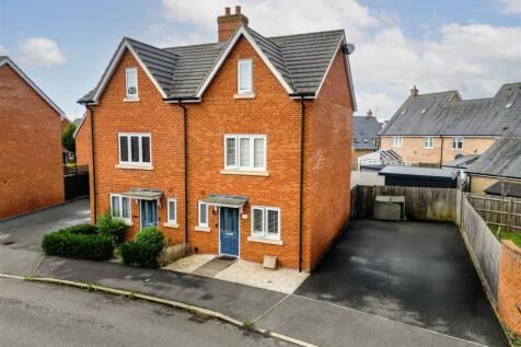 Lakeland Drive, Aylesbury HP18 3 bed semi