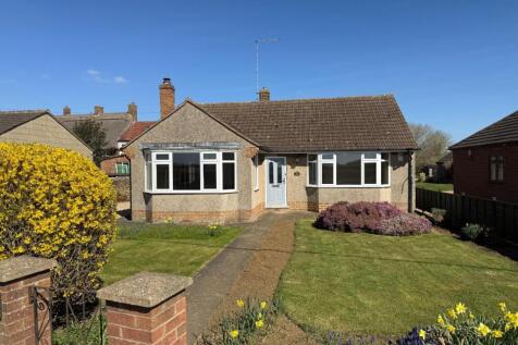 Bedford Road, Northampton NN7 2 bed detached bungalow for sale