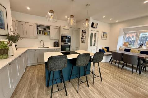 4 bedroom semi-detached house for sale