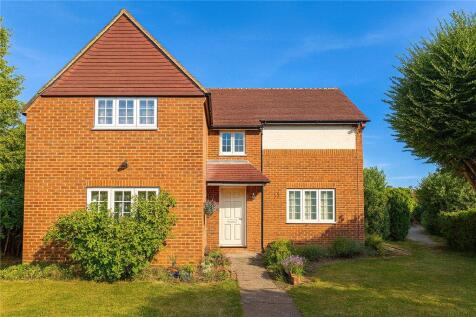 Walkfield Drive, Surrey KT18 3 bed detached house for sale