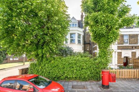 Riggindale Road, London SW16 3 bed flat for sale