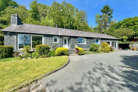 4 bedroom detached bungalow for sale