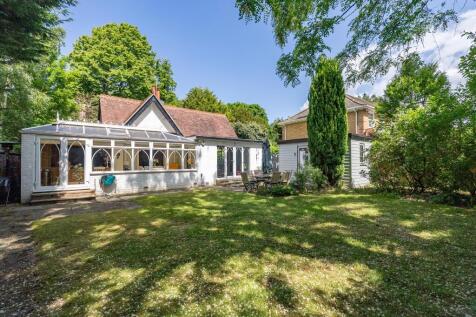 Portsmouth Road, Cobham, Surrey, KT11 3 bed bungalow for sale