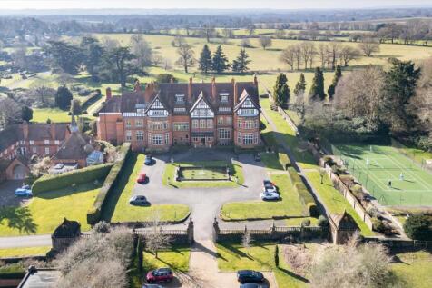 Ockham Lane, Cobham, Surrey, KT11 3 bed flat for sale