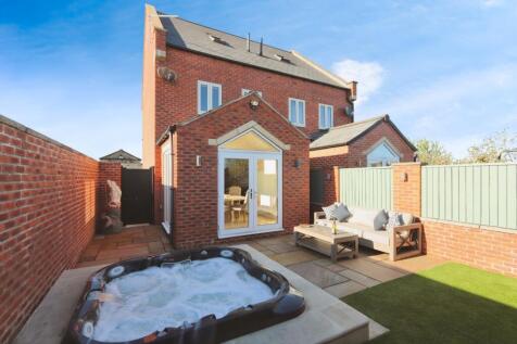 3 bedroom semi-detached house for sale