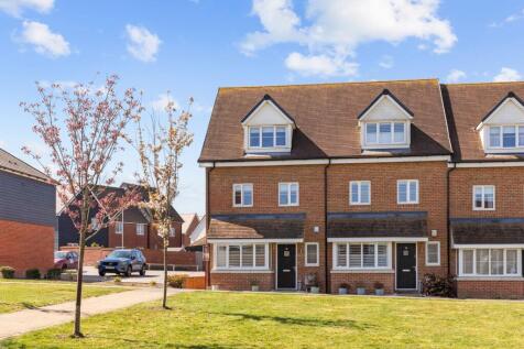 4 bedroom end of terrace house for sale