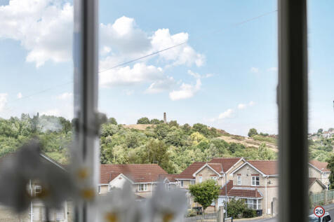5 bedroom semi-detached house for sale