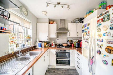 Alpine Close, Surrey KT19 3 bed terraced house for sale
