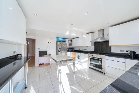5 bedroom semi-detached house for sale