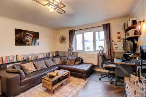Springfields, Penn HP10 2 bed apartment for sale