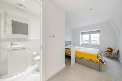 Askew Road, London 3 bed apartment for sale