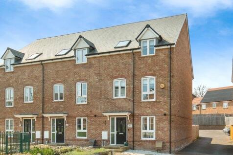 5 bedroom terraced house for sale