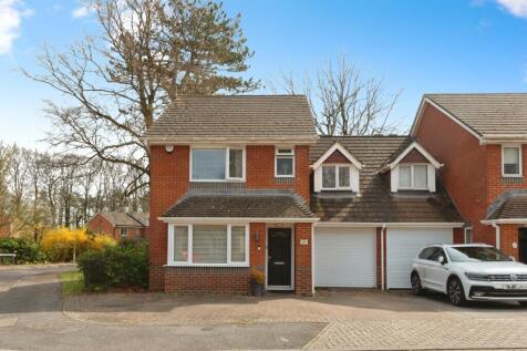 3 bedroom link detached house for sale