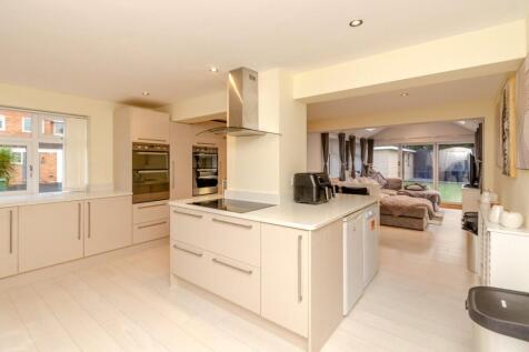 5 bedroom link detached house for sale