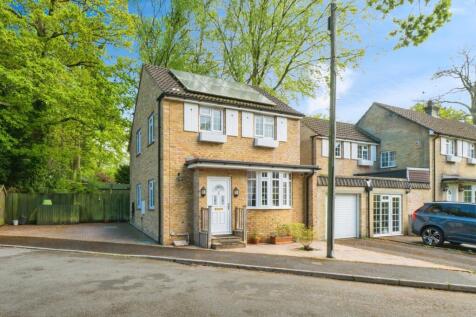 3 bedroom link detached house for sale