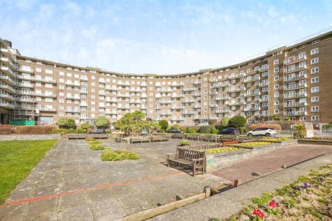 3 bedroom flat for sale