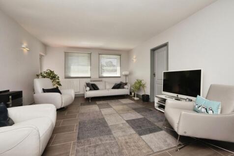 3 bedroom flat for sale