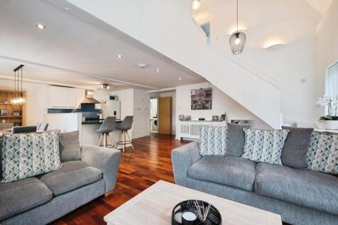 3 bedroom flat for sale
