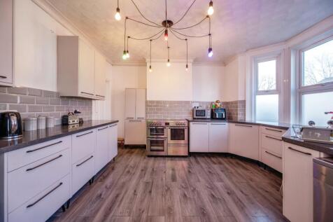 5 bedroom semi-detached house for sale