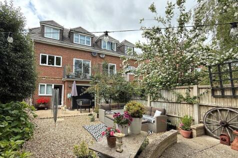 3 bedroom town house for sale