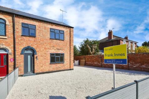 3 bedroom semi-detached house for sale
