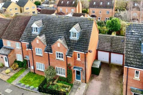 Beaufort Drive, Buckden, Huntingdon... 4 bed semi
