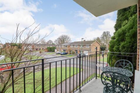 Ayshe Court Drive, Horsham 2 bed flat for sale