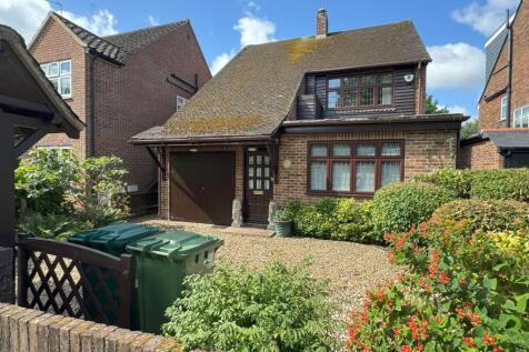 Fifehead Close, Ashford TW15 3 bed detached house for sale