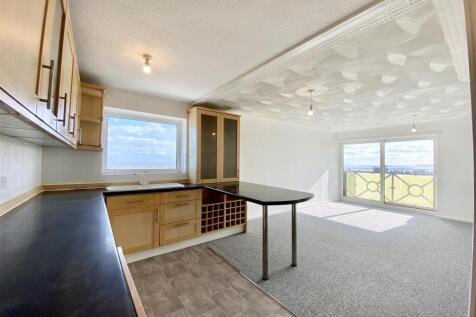 Harbour Towers, Ramsgate, Kent, CT11 2 bed flat for sale
