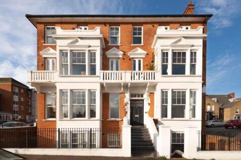 Walpole Heights, Margate, Kent, CT9 3 bed flat for sale