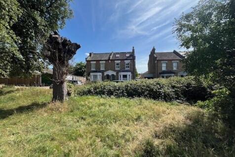 Hills Road, Buckhurst Hill, IG9 4 bed semi