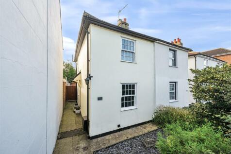 2 bedroom semi-detached house for sale