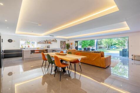 5 bedroom detached house for sale