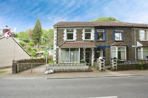 4 bedroom end of terrace house for sale