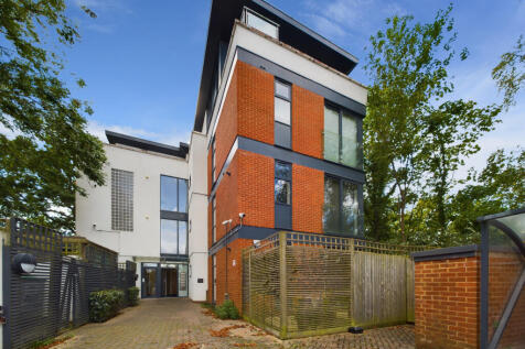 Newbeck Court, Beckenham, Kent, BR3 2 bed flat for sale