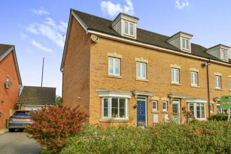 4 bedroom end of terrace house for sale