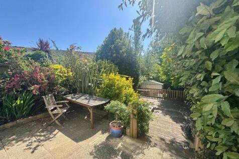 5 bedroom end of terrace house for sale
