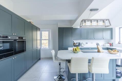 6 bedroom semi-detached house for sale