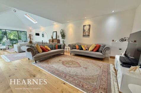 6 bedroom detached house for sale