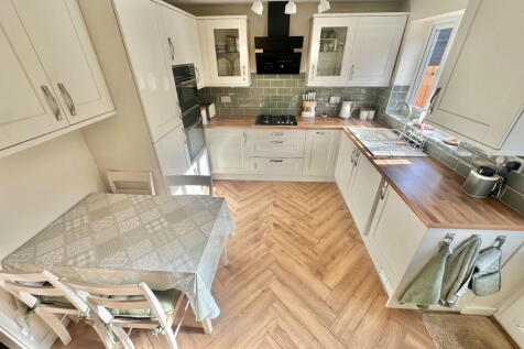 2 bedroom semi-detached house for sale