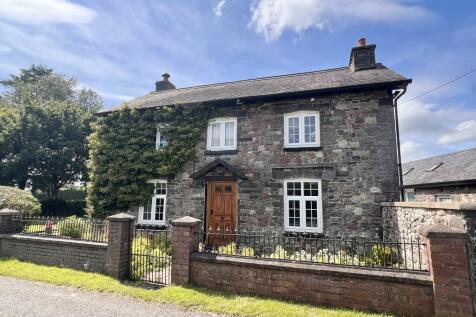 Llangadog, Carmarthenshire. 3 bed detached house for sale