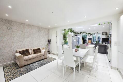 5 bedroom semi-detached house for sale