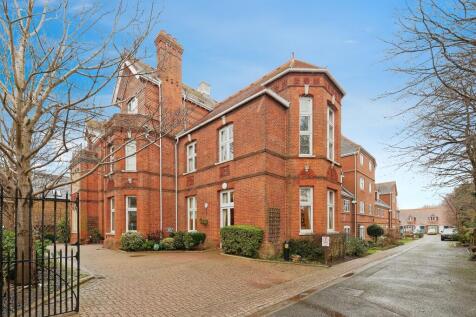 1 bedroom ground floor flat for sale