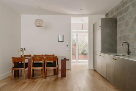 Stoke Newington High Street, London N16 3 bed detached house for sale